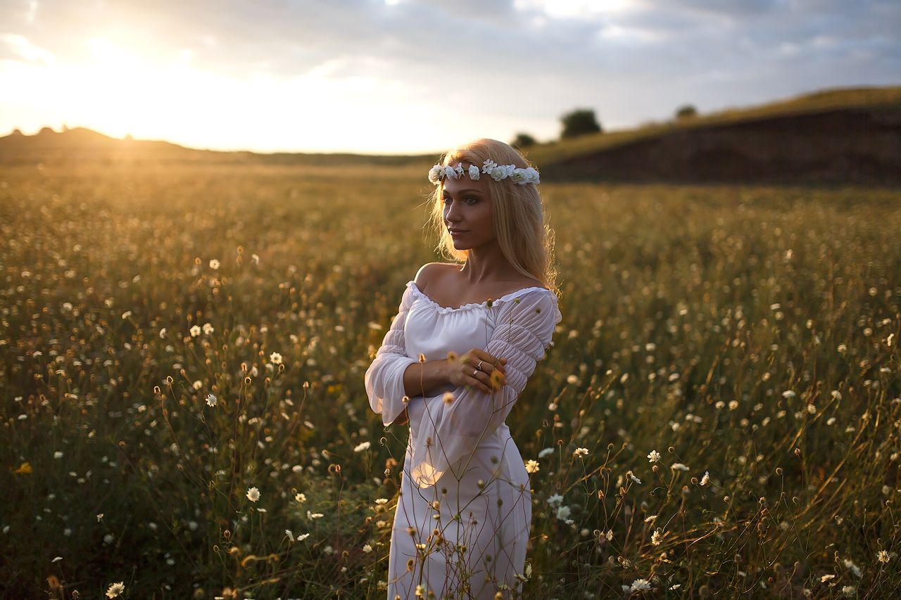 Girls in Slavic costumes in Navi Mumbai